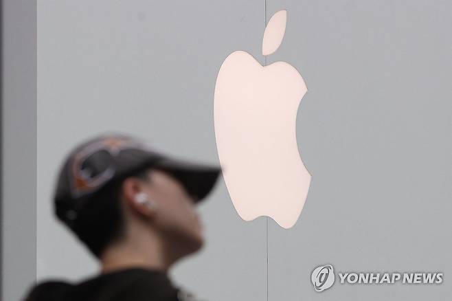 출시 앞둔 애플 '아이폰16' (서울=연합뉴스) 강민지 기자 = 애플의 첫 인공지능(AI) 스마트폰 '아이폰16 시리즈' 공식 출시일을 하루 앞둔 19일 서울의 한 애플스토어 앞에 로고가 붙어 있다. 2024.9.19 mjkang@yna.co.kr