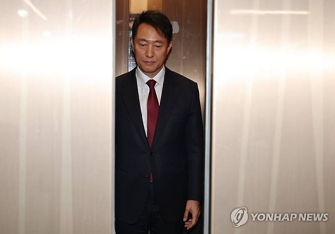 국민의힘 당사 나서는 오세훈 서울시장 (서울=연합뉴스) 서명곤 기자 = 오세훈 서울시장이 12일 서울 여의도 국민의힘 당사에서 대선 불출마를 선언한 뒤 기자회견장을 나서고 있다. 2025.4.12 seephoto@yna.co.kr