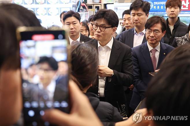 수산시장 찾은 한동훈 (서울=연합뉴스) 황광모 기자 = 제21대 대통령 선거 출마를 선언한 국민의힘 한동훈 전 대표가 10일 서울 동작구 노량진 수산시장을 찾아 상인과 대화하고 있다. 2025.4.10 hkmpooh@yna.co.kr