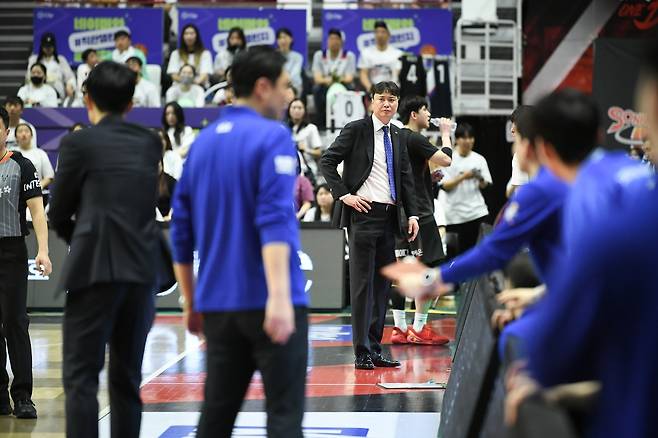 아쉬워하는 송영진 감독 [KBL 제공. 재판매 및 DB금지]