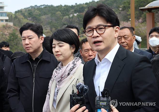 한동훈, 가덕도신공항 부지 방문 (서울=연합뉴스) 제21대 대통령 선거 출마를 선언한 국민의힘 한동훈 전 대표가 12일 부산 가덕도신공항 부지를 방문해 발언하고 있다. 2025.4.12 [국민먼저캠프 제공. 재판매 및 DB 금지] photo@yna.co.kr