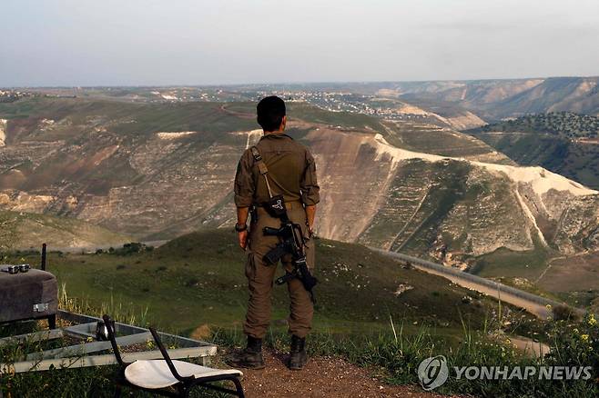 골란고원에서 시리아 남부 일대를 내려다보는 이스라엘군 병사 [AFP 연합뉴스 자료사진. 재판매 및 DB 금지]