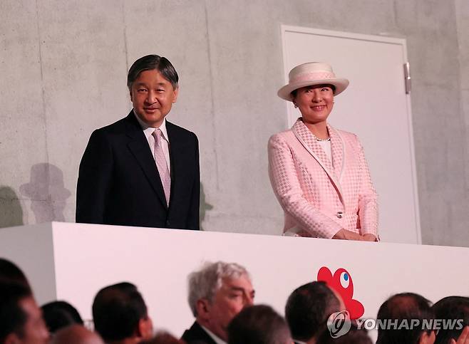 오사카 엑스포 개회식에 참석한 일왕 부부 (오사카 로이터=연합뉴스) 나루히토 일왕 부부가 12일 오사카에서 열린 엑스포 개회식에서 참석했다.
