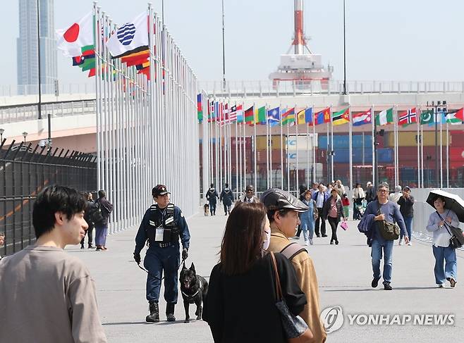 오사카엑스포 개막 앞두고 삼엄해진 경비 (오사카=연합뉴스) 박상현 특파원 = 일본 오사카·간사이 만국박람회(오사카 엑스포) 개막을 하루 앞두고 개회식이 열린 12일 엑스포 박람회장 외부에서 경찰이 순찰하고 있다.
