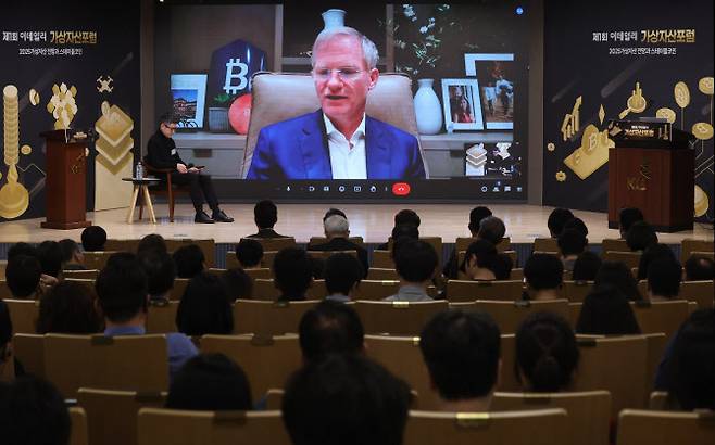 [이데일리 이영훈 기자] 마이크 벨시 비트고 창립자가 11일 서울 중구 순화동 KG타워에서 열린 ‘제1회 이데일리 가상자산포럼’에서 ‘한국 가상자산 시장의 성장과 안정성을 위한 기관 투자자들의 역할’ 주제로 발표를 하고 있다.