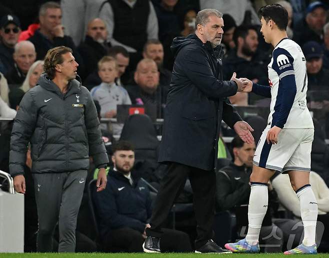 엔제 포스테코글루 토트넘 감독(가운데) ⓒ AFP=뉴스1