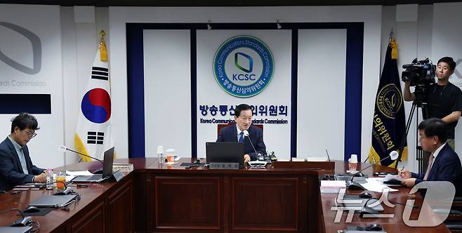 류희림 방송통신심의위원회(방심위) 위원장이 28일 서울 양천구 방송회관에서 제22차 방심위 전체회의를 주재하고 있다.  2024.8.28/뉴스1 ⓒ News1 박정호 기자