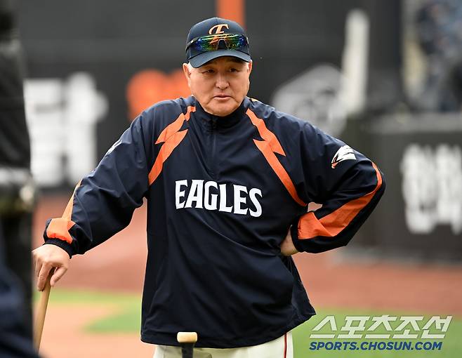 12일 대전 한화생명볼파크에서 열린 키움과 한화의 경기, 김경문 감독이 훈련을 지켜보고 있다. 대전=허상욱 기자wook@sportschosun.com/2025.04.12/