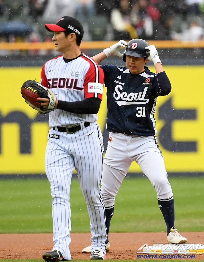 13일 잠실구장에서 열린 LG 트윈스와 두산 베어스의 경기. 두산 정수빈이 안타를 날린 뒤 세리머니를 하고 있다. 잠실=박재만 기자 pjm@sportschosun.com/2025.04.13/