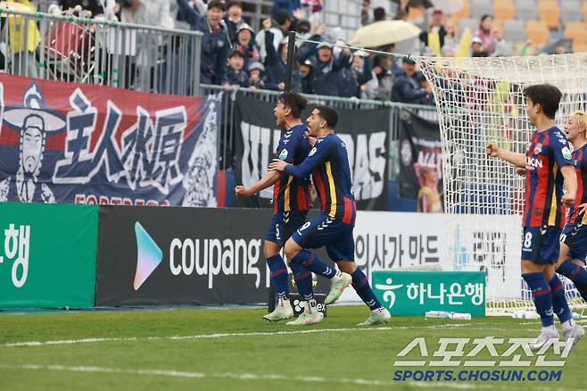 김천 상무전 후반 추가시간 7분 헤더 극장골을 성공시킨 이현용이 홈팬들을 향해 포효하며 기쁨을 나누고 있다. 사진제공=프로축구연맹