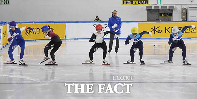출발 준비하는 남자 1000m 결승 진출 선수들.