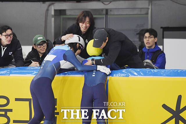 경기가 끝나자마자 성남시청 코치진들 포옹하는 이준서(흰색 헬멧)와 이정민.