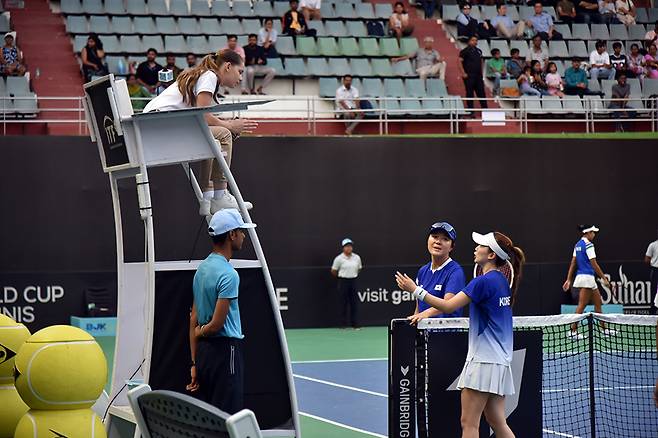 3세트 타이브레이크에서 오심성 판정에 항의하는 조윤정 감독과 박소현 (사진/MSLTA)