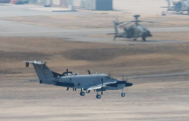 2025년 3월 10일 경기 평택시 팽성읍 주한미군기지 캠프 험프리스에 정찰기 RC-12X 가드레일이 이륙하고 있다. 트럼프 2기 정부 들어 처음 실시된 '자유의 방패'(FS·프리덤실드) 한미연합 훈련의 일부다./뉴스1