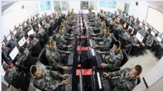 중국 인민해방군 소속 온라인 뉴스 전담 군인들이 충칭시에 있는 군 부대에서 집단 작업하고 있는 모습. 2013년 촬영된 사진이다./AP연합뉴스