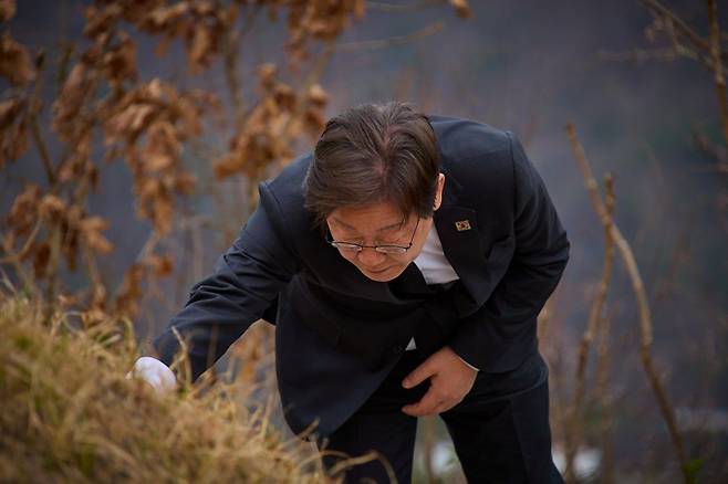 이재명 전 더불어민주당 대표가 12일 고향인 경북 안동을 방문해 부모 선영을 참배하고 있다. /이재명 캠프