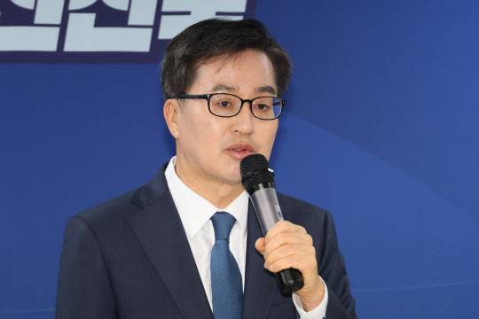 더불어민주당 대선주자인 김동연 경기도지사가 13일 서울 여의도에 개소한 선거캠프에서 열린 '오픈하우스' 행사에서 미국 방문에서 얻은 '관세외교' 성과와 선거운동 전략 등에 대해 발언하고 있다. 연합뉴스