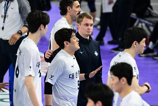 챔피언결정전에서 현대캐피탈에 우승컵내준 대한항공. ⓒ 한국배구연맹