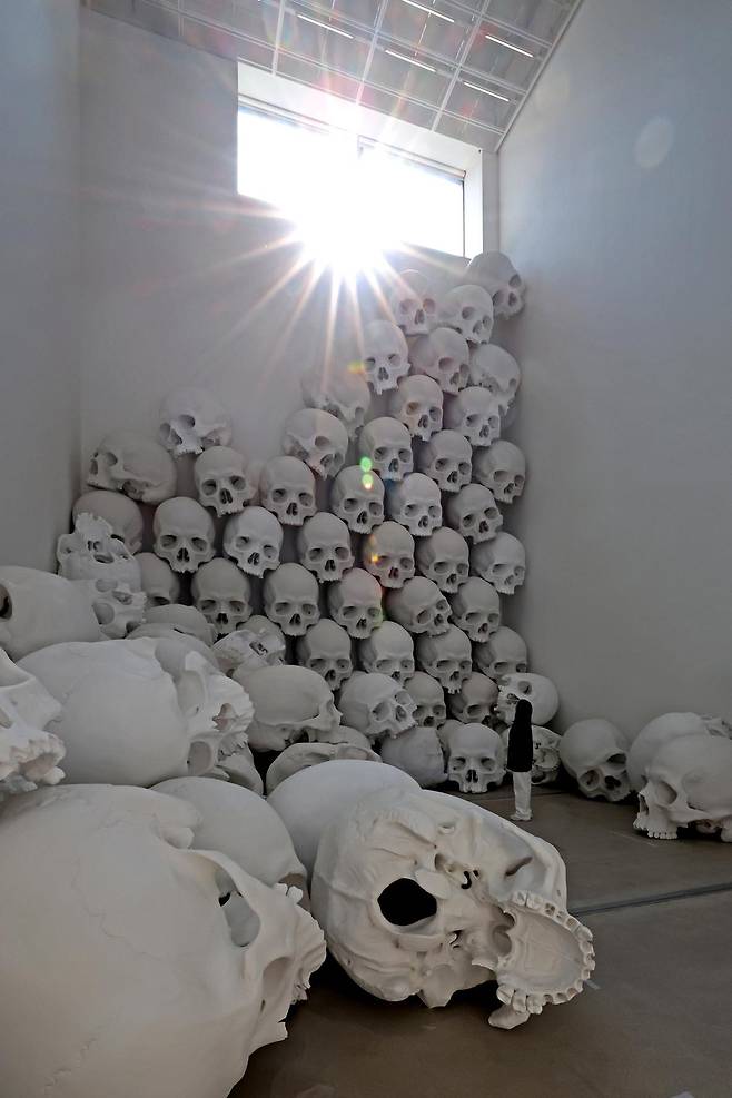 국립현대미술관과 까르띠에 현대미술재단은 10일 서울 종로구 국립현대미술관 서울에서 한국 최초로 호주 출신 작가 론 뮤익(Ron Mueck)의 개인전 기자간담회를 갖고 작품 ‘매스’를 선보이고 있다. 2025.04.10. [서울=뉴시스]