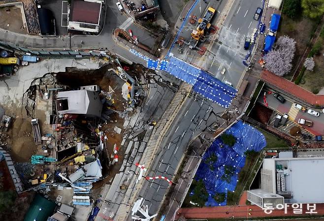 신안산선 공사 도중 도로가 붕괴된 경기도 광명시 일직동 현장에서 일요일인 13일 오후 크레인이 매몰자 수색 작업을 위해 대기하고 있다. 강풍으로 작업이 지연되고 있다.  변영욱 기자 cut@donga.com