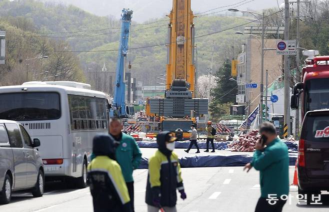 광명시 일직동 신안산선 공사장 붕괴 현장에서 사고 사흘 째인 13일 오전 소방관들과 경찰 자율소방대 등이 구조작업을 위해 대기하고 있다.  변영욱 기자 cut@donga.com