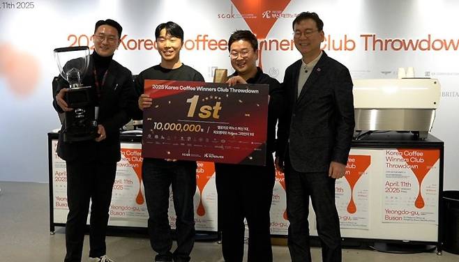 지난 11일 영도구 소재 부산커피R&D랩에서 '코리아 커피 위너스 클럽 스로우 다운 2025' 대회가 열린 가운데 대회 우승을 차지한 양재성 바리스타(왼쪽 세 번째)가 기념촬영하고 있다. 부산테크노파크 제공