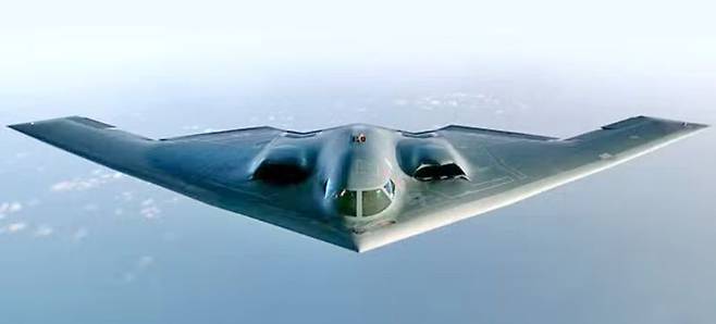 조종사 2명이 탑승하는 B-2는 날개 길이 52.4ｍ, 기체 길이 21ｍ에 최대 이륙 중량 17만600㎏, 최대속도 마하 0.95, 무장 탑재량 18t으로 500파운드급(250여㎏)의 JDAM은 80여 발을 투하할 수 있다. 핵 탑재도 가능하며 B61·B83 핵폭탄 16발과 공중발사 순항미사일 등을 실을 수 있다. B-2기는 지난 1997년 도입 당시보다 항공전자장비 등이 획기적으로 향상됐으며 내장 컴퓨터 시스템 성능 업그레이드로 ‘두뇌 성능’이 1000배 향상됐다고 미공군이 밝혔다. 미공군 홈페이지 캡처