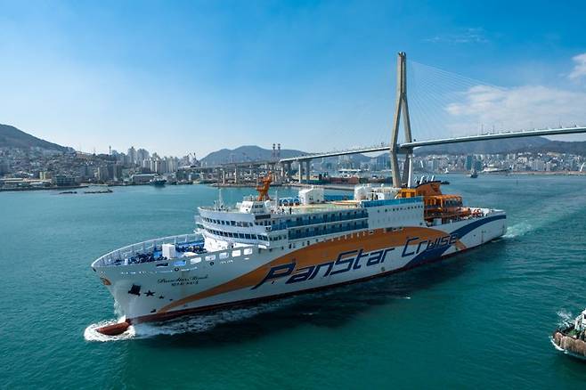 럭셔리 크루즈페리 '팬스타 미라클호'가 부산항대교를 통과해 13일 일본 오사카 첫 항해에 나섰다. 팬스타그룹 제공