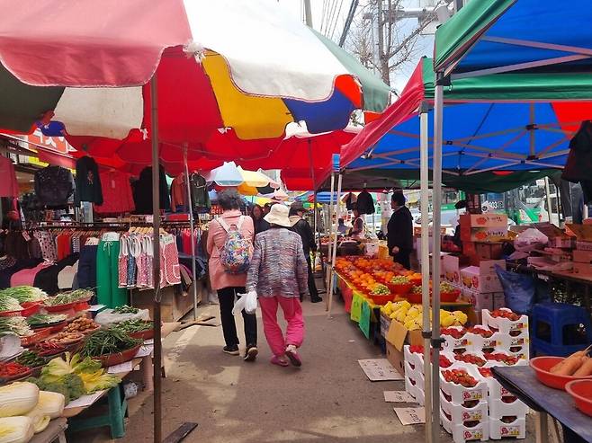 상담센터는 사람들이 집중적으로 모여드는 전통시장 한가운데에 있다.