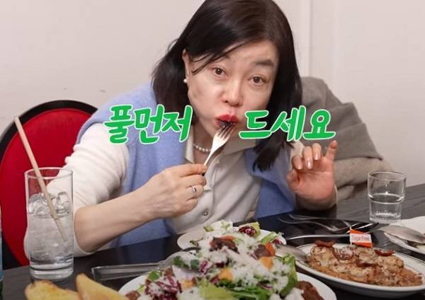 피부 노화를 방지하려면 짠 음식과 단 음식을 멀리하고, 채소와 과일을 먹는 게 좋다./사진=유튜브 채널 ‘안녕하세요 최화정이에요’ 캡처