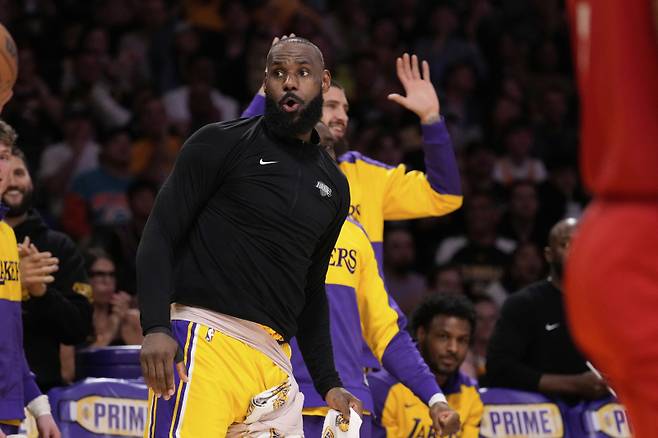 <yonhap photo-4194="">LA 제임스가 12일 휴스턴과의 홈 경기 중 동료들과 환호하고 있다. AP=연합뉴스</yonhap>