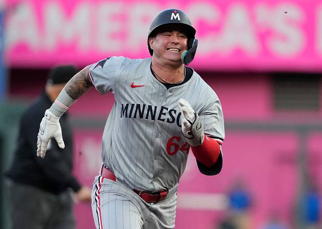 <yonhap photo-2847="">치명적인 주루 실수로 마이너리그 트리플A로 강등된 호세 미란다. [AFP=연합뉴스]</yonhap>