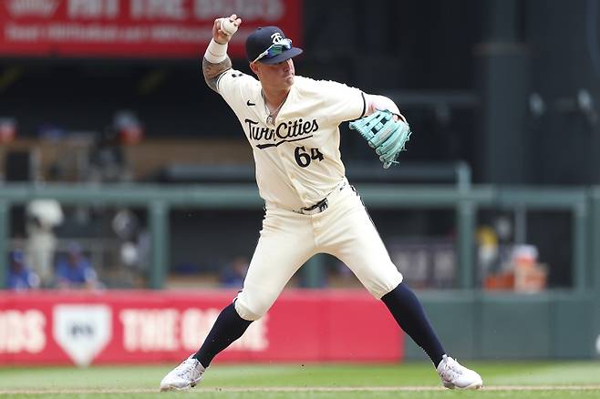 <yonhap photo-0329=""> Minnesota Twins third baseman Jose Miranda throws to first base to get out Kansas City Royals' Salvador Perez during the seventh inning of a baseball game, Wednesday, Aug. 14, 2024, in Minneapolis. (AP Photo/Matt Krohn)/2024-08-15 05:11:41/ <저작권자 ⓒ 1980-2024 ㈜연합뉴스. 무단 전재 재배포 금지, AI 학습 및 활용 금지></yonhap>