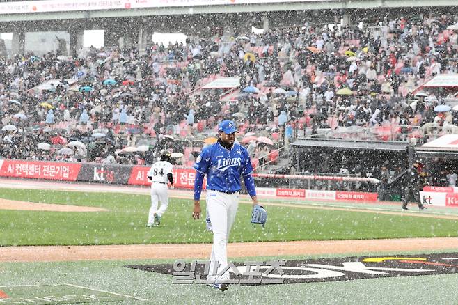 13일 오후 수원 KT위즈파크에서 열린 2025 프로야구 삼성과 KT 경기. 삼성 선발 레예스가 1회 우박으로 중단되자 그라운드를 내려오고있다. 수원=정시종 기자 capa@edaily.co.kr /2025.04.13.