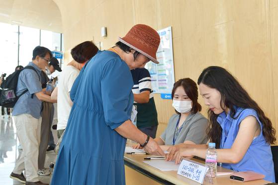 지난해 8월 29일 전남 여수시에서 열린 ‘여수형 청년임대주택’ 입주자 공개추첨 행사 모습. 임대주택 17가구를 공급한 이날 추첨에서는 최대 26.9대 1의 경쟁률을 기록했다. 사진 여수시