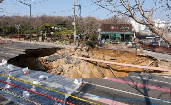 지난달 31일 서울 강동구 명일동 대명초등학교 인근 사거리에 발생한 싱크홀(땅 꺼짐) 사고 현장의 모습. 뉴스1