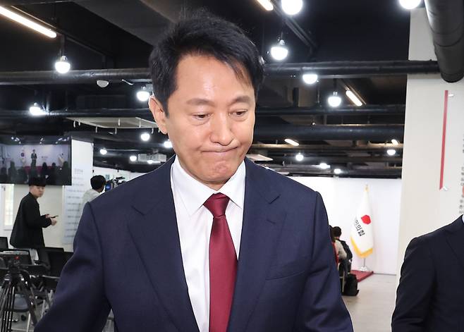 오세훈 서울시장이 지난 12일 서울 여의도 국민의힘 당사에서 대선 불출마를 선언한 뒤 기자회견장을 나서고 있다. 연합뉴스