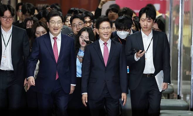 김문수 전 고용노동부 장관이 지난 9일 서울 여의도 국회에서 제21대 대통령 경선 후보 출마 선언을 하기에 앞서 국민의힘 권성동 원내대표와 입당식을 하기 위해 이동하고 있다. 연합뉴스