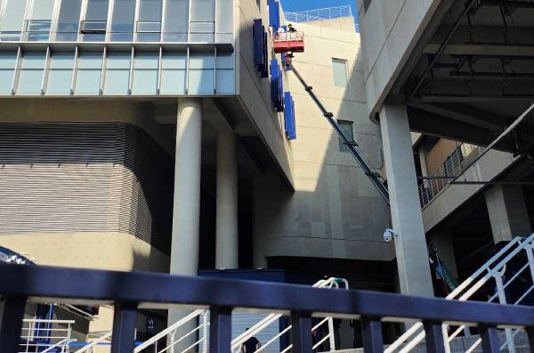 ‘창원NC파크 구조물 추락 사망사고’와 관련해 지난 8일 국립과학수사연구원 등과 함께 현장 감식에 나선 경찰. 김용구 기자