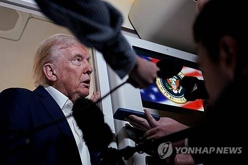 도널드 트럼프 미국 대통령이 11일 전용기 안에서 기자들과 만나 대화를 하고 있다. 로이터 연합뉴스
