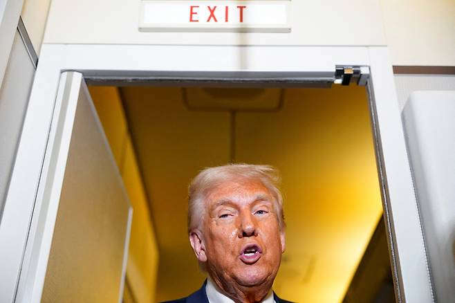 13일 트럼프 대통령이 미 대통령기에서 발언을 하고있다.[사진 = AFP 연합뉴스]