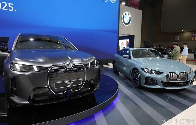 지난 3일 오전 경기도 고양시 킨텍스에서 열린 2025서울모빌리티쇼 BMW그룹코리아 부스에 순수 전기차 THE iX와 THE i4가 공개되고 있다. /사진= 뉴시스