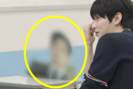 모자이크 처리된 배우 김수현 /사진=유튜브 채널 '픽시드' 영상 갈무리