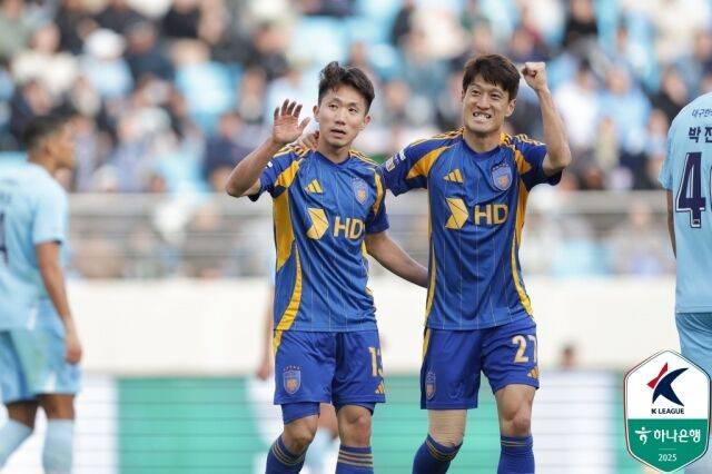 강상우와 이청용/한국프로축구연맹