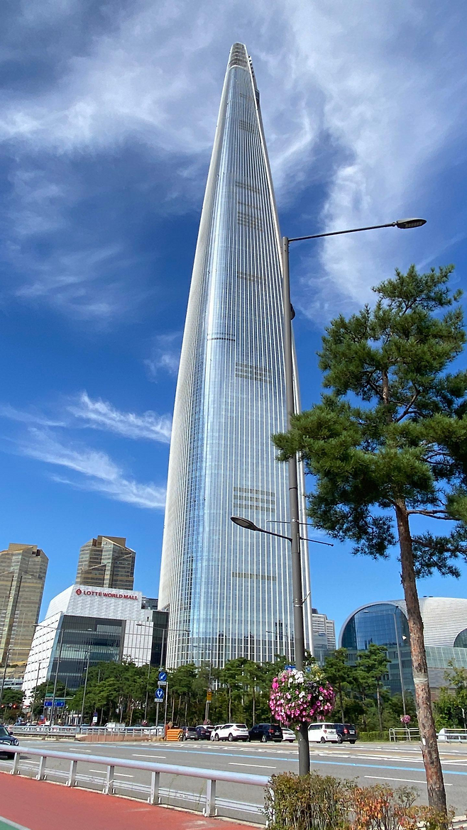 시그니엘 레지던스가 있는 롯데월드몰 전경. [출처 KB부동산 ‘단지글’ 캡처]