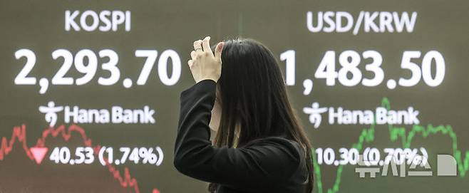 [서울=뉴시스] 정병혁 기자 = 9일 서울 중구 하나은행 딜링룸에서 직원들이 업무를 보고 있다. 2025.04.09. jhope@newsis.com