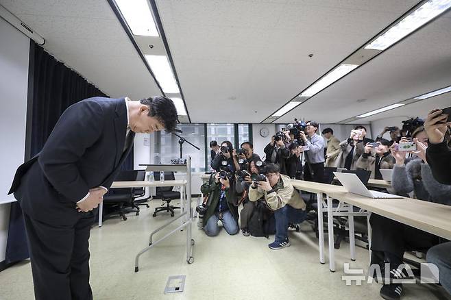 [서울=뉴시스] 정병혁 기자 = 백종원 더본코리아 대표가 지난달 28일 서울 서초구의 한 회의공간에서 열린 더본코리아 주주총회에서 취재진에게 인사를 하고 있는 모습. 2025.03.28. jhope@newsis.com