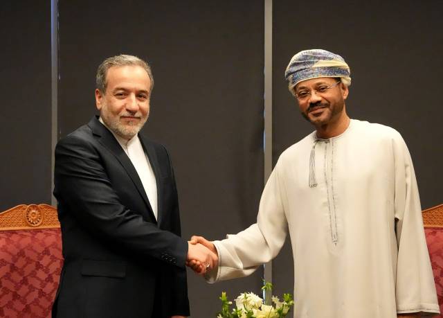 ▲12일(현지시간) 오만 무스카트에서 미국과 이란의 핵협상이 열린 가운데 이란 대표단을 이끈 압바스 아락치 이란 외무장관(왼쪽)이 회담을 중대한 사이드 바드르 알부사이디 오만 외무장관과 악수하고 있다. 미국 쪽에선 스티브 윗코프 중동 특사가 회담을 이끌었다. 이날 회담은 미국과 이란 대표단이 별도의 방에 자리 잡은 가운데 오만 외무장관이 양쪽 방을 오가며 메시지를 전달하는 방식으로 이뤄졌다. ⓒUPI=연합뉴스