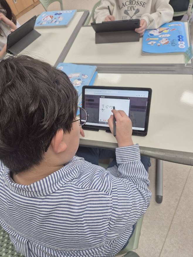 용계초 3학년 학생이 태블릿PC에 수학 문제를 풀고 있다.