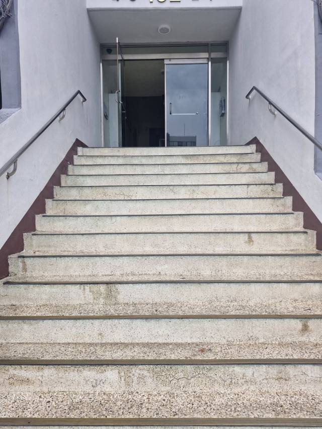 아파트 현관을 올라가기 위해서는 또 10개의 계단을 올라가야 한다. 박형윤 기